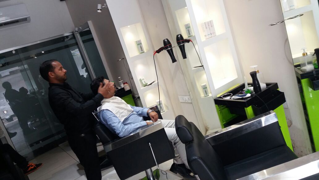 Mr. Rashid Kajri from shop No:4-5,supreme apartment,Moraji Circle Road, G.I.D.C., vAPI-396 195. ,Valsad, Gujarat, 396195, India 13 years experience in Speciality hair-cutting, colouring and styling | Kayawell