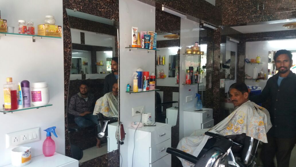 Mr. Jitendra Bhatiya from manak chowk, near SBI bank ,Dungarpur, Rajasthan, 314001, India 17 years experience in Speciality hair-cutting, colouring and styling | Kayawell