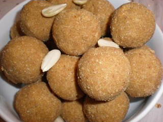 प्रोटीन से भरपूर लड्डू खाकर बनाएं मजबूत मसल्‍स