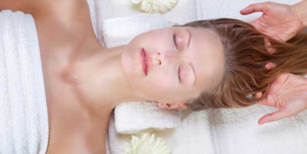 डैंड्रफ से हैं परेशान, तो आयुर्वेद से पाएं निदान