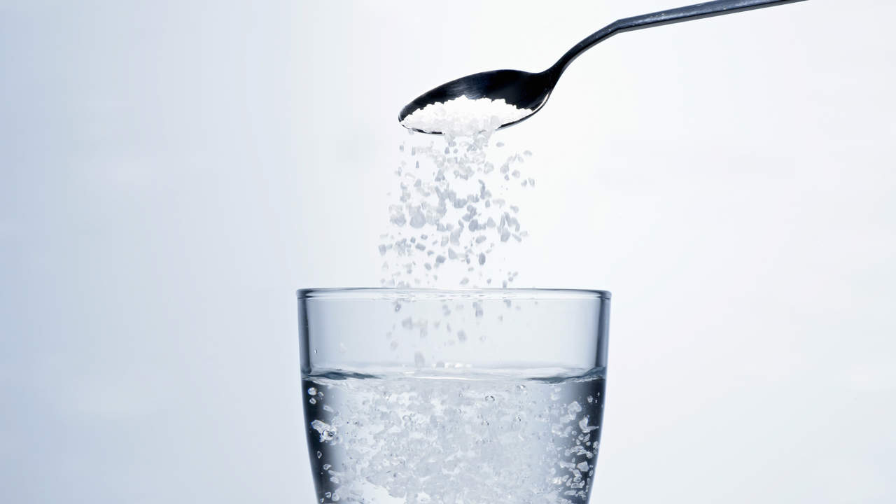 Если подавали вода что делать. Растворение в воде. Сахар в воде. Растворение солей в воде. Соль растворяется в воде.